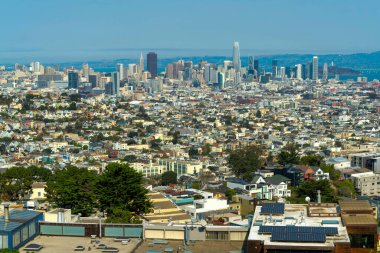 Şehir merkezinde, güneşli San Francisco California 'da okyanus ve mavi gökyüzü arka planıyla dolaşıyorlar. Şehir ve mahallede çatıları olan şehir ve banliyö bölgeleri.