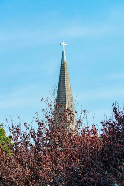 Church Steeple Cross Atop Pinnacle Blue White Lightly Cloudy Sky — Stock Photo, Image