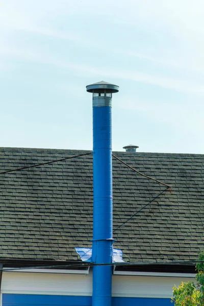 Blaues Dachkaminrohr Auf Dach Mit Grauen Ziegeln Und Weißes Stuckhaus — Stockfoto
