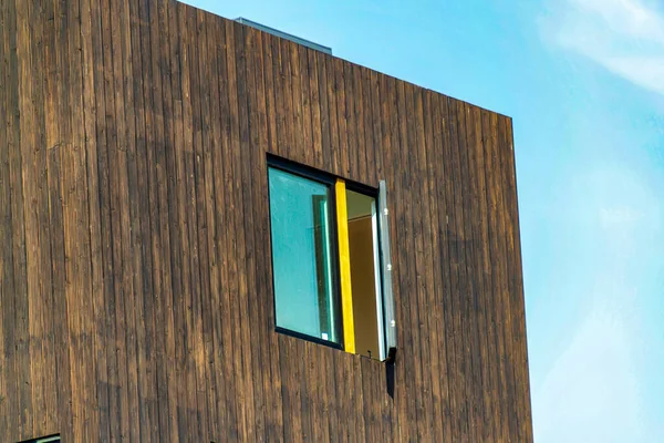 Braunes Holzlattenhaus Oder Gepanscheltes Haus Mit Grünem Glasfenster Und Gelbem — Stockfoto