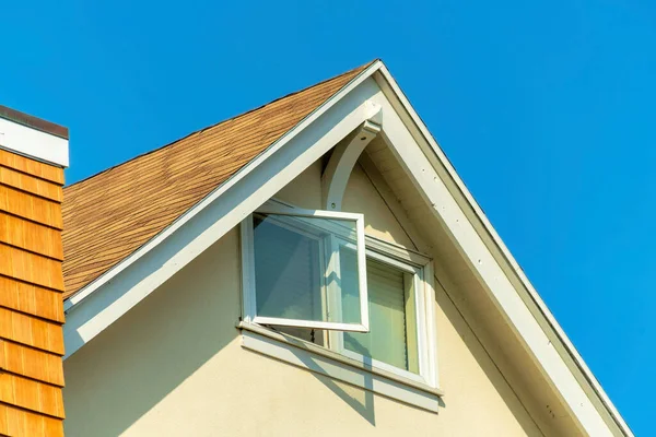 Beyaz Sıva Evin Tavan Arasında Penceresi Açık Bacası Turuncu Çatısı — Stok fotoğraf