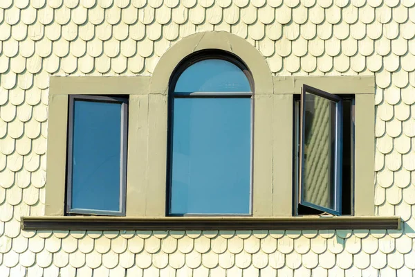 Offenes Quadratisches Fenster Neben Halbovalem Glas Mit Beigen Lattenrost Holzfliesen — Stockfoto