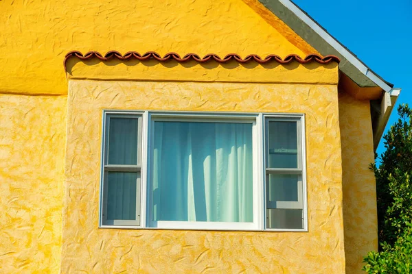 Geheimes Fenster Orangefarbener Stuckfassade Der Mittagssonne Mit Roten Lehmziegeln Und — Stockfoto