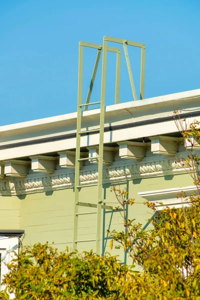 Zelený Bezpečný Požární Žebřík Straně Budovy Hnědou Štukovou Barvou Bílými — Stock fotografie