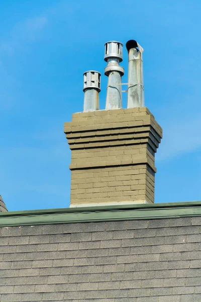 Moderner Schornstein Mit Stuckbrauner Außenfassade Auf Grauem Spaltendach Der Mittagssonne — Stockfoto