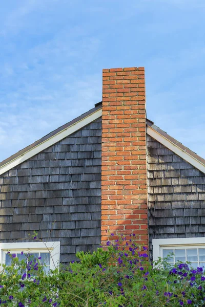 Holzlattenhaus Mit Holzplatten Und Hohen Roten Ziegelkamin Mit Weißem Fenster — Stockfoto
