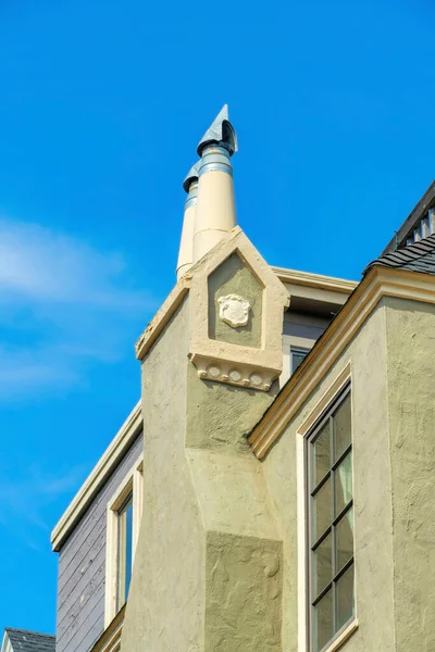 Dekorativer Hausaußenschornstein Mit Metallrohren Und Schicker Fassade Mit Akzentfarben Beige — Stockfoto