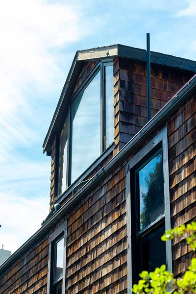 Madeira Serrada Horizontalmente Casa Emoldurada Madeira Com Acentos Escuros Janela — Fotografia de Stock