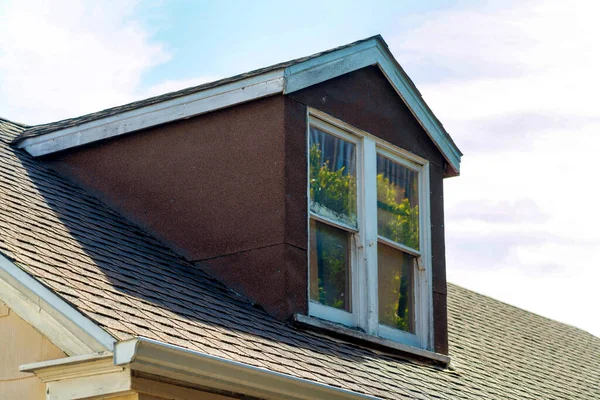 Tavan Arası Üst Kat Penceresi Kenarlarında Beyaz Bukle Çatıda Öğleden — Stok fotoğraf