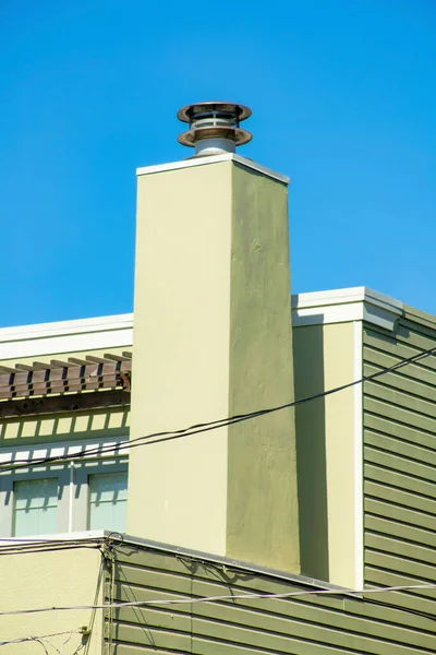 Çatıda Bej Kaplama Baca Borusu Çatısında Metal Kaplama Tahta Düz — Stok fotoğraf
