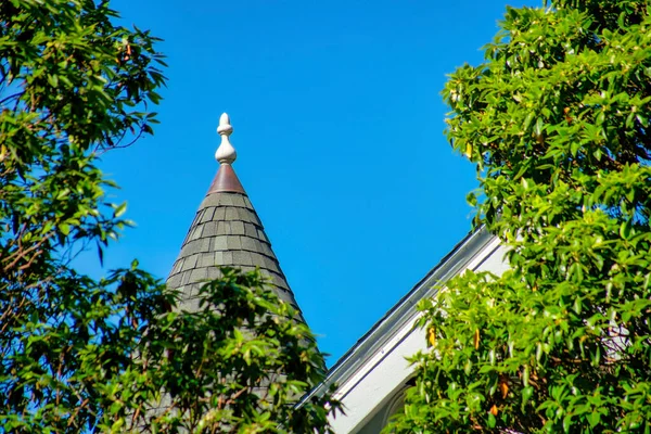 Beyaz Tavanlı Kahverengi Kiremitli Çatısı Beyaz Aksanlı Bahçeli Mavi Gökyüzü — Stok fotoğraf