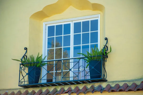 Yellow Stucco Building Potted Plants Both Sides Decorative Square Glass — Stock Photo, Image