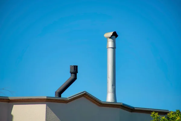 Две Серые Металлические Дымовые Трубы Покоящиеся Летнем Голубом Небе Одна — стоковое фото