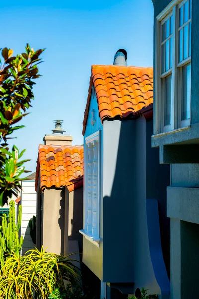 Fileiras Telhados Adobe Vermelho Pequeno Casas Casas Com Cor Azul — Fotografia de Stock
