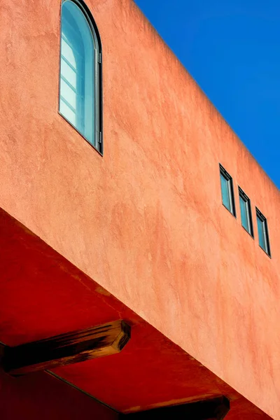 赤いスタッコの外観と目に見える窓と部屋と家の構造を持つオーバーハングスタイルと木製のサポートビームを持つ建物 近所や青空を背景にした都市部では — ストック写真