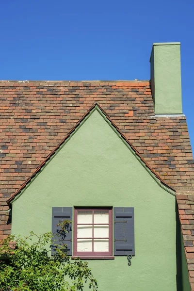 Grüne Stuckfassade Mit Dekorativen Dunklen Fensterläden Und Dunkler Akzentfarbe Mit — Stockfoto