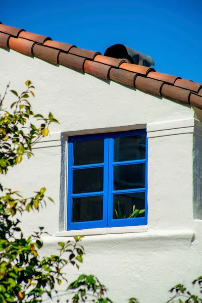 Одинокий Синий Оконный Проем Доме Белой Лепниной Красной Крышей Доме — стоковое фото