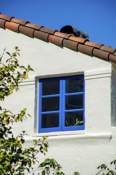 Einsame Blaue Fensterbank Haus Mit Weißem Stuck Außen Und Rotem — Stockfoto