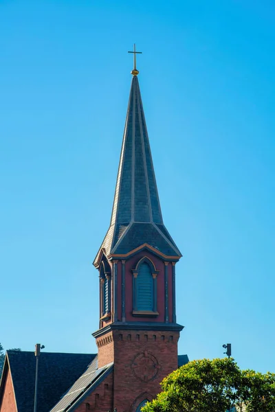 Church Spire White Top Brick Building Exterior Visible Chimney Pipes — Stock Photo, Image