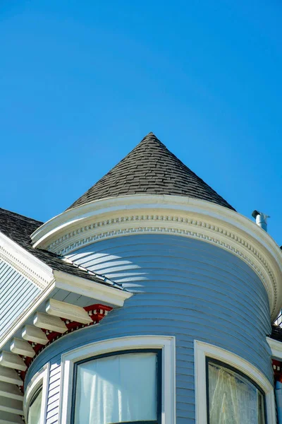 Голубая Башня Шпиль Фасаде Дома Деревянной Деревянной Панелью Снаружи Белым — стоковое фото