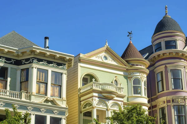San Francisco 'nun tarihi bölgelerinde gün ortası güneşli semtlerde renkli cepheli binalar var. Şehir merkezinde görünür pencere ve Viktorya tarzı mimari.