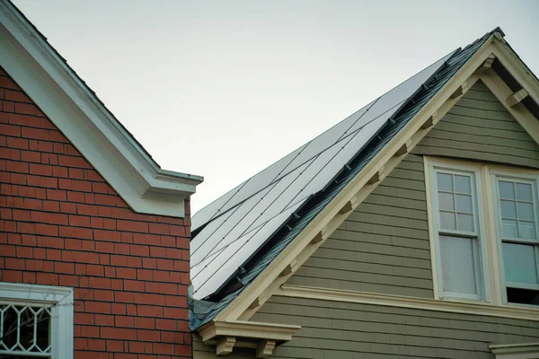 Evlerde Evlerde Modern Gable Tarzı Çatılar Görünür Pencereleri Güneş Panelleri — Stok fotoğraf