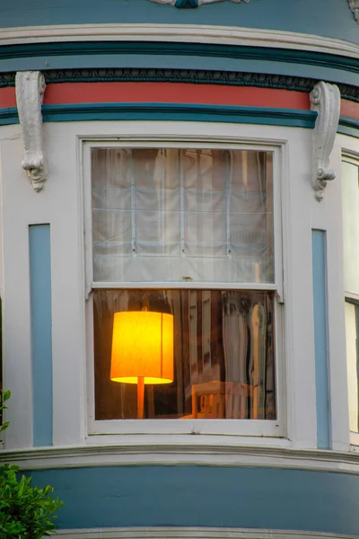 Einzelne Lampe Beleuchtet Innerhalb Der Versteckten Bibliothek Haus Oder Hause — Stockfoto
