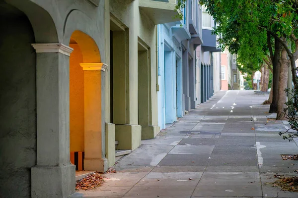 San Francisco 'nun şehir merkezindeki mahallelerde bir sıra binanın girişlerinde ve sıra sıra ağaçlarda tek bir ışık var. Kaliforniya 'da tarihi bölgelerde konut ve evlerle.