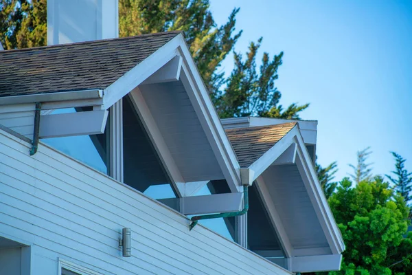 Doppelgiebel Stil Eines Fachwerkdachs Mit Fensterwänden Und Weißem Stuckhaus Mit — Stockfoto