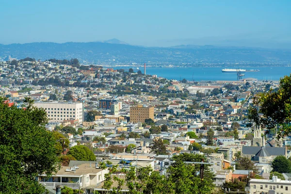 Rozprostírající Centru San Francisca Kalifornie Mlhavou Horou Modrou Oblohou Oceánským — Stock fotografie