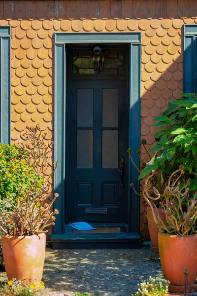 Eingangstür Mit Fenstern Und Schwarzer Farbe Und Brauner Holzfassade Mit — Stockfoto