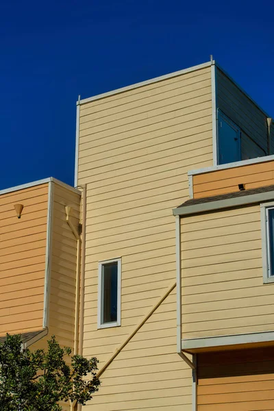Modernes Appartementhaus Mit Beigen Horizontalen Holzlatten Der Spätnachmittagssonne Und Schatten — Stockfoto