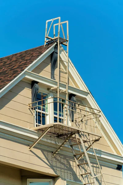 Çatıya Güvenli Merdiven Evin Ucundaki Beyaz Aksanlı Kahverengi Kiremit Çatılı — Stok fotoğraf