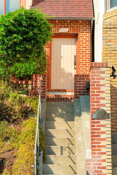 Maison Maison Brique Rouge Marron Avec Escalier Ciment Rampe Métal — Photo