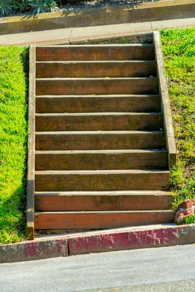 Escaleras Cemento Acceso Peatonal Envejecidas Erosionadas Con Césped Circundante Desde —  Fotos de Stock