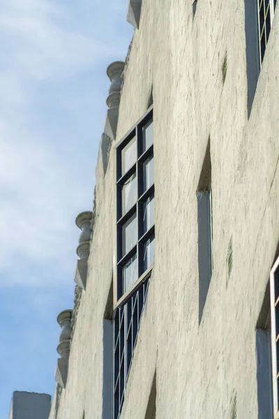 Nahaufnahme Eines Offenen Fensters Der Außenseite Eines Modernen Wohnhauses Mit — Stockfoto