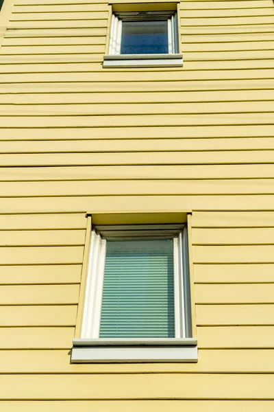 Horizontal Gespaltene Holzhausfassade Mit Weißer Akzentfarbe Zwei Versteckte Fenster Der — Stockfoto