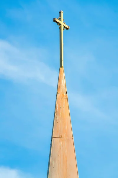 Grijs Metalen Dak Kruis Metalen Torenspits Van Kerkgebouw Middagzon Met — Stockfoto