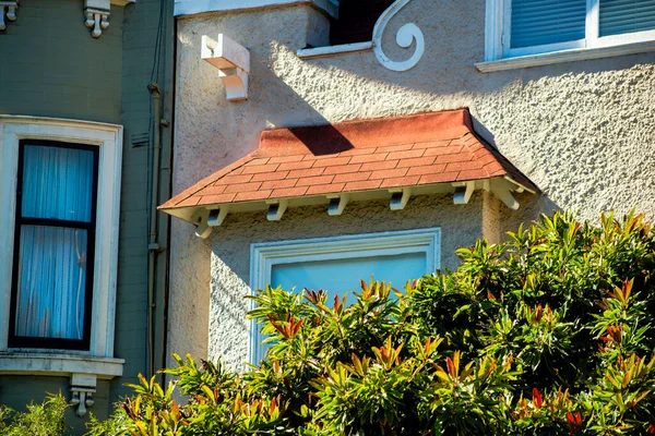 Beige Stuck Haus Außen Mit Rotem Lehm Kleine Dachziegel Und — Stockfoto