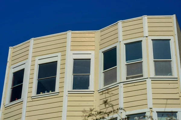 Hausfassade Mit Beige Und Lattenrost Holzvertäfelung Außen Auf Haus Mit — Stockfoto