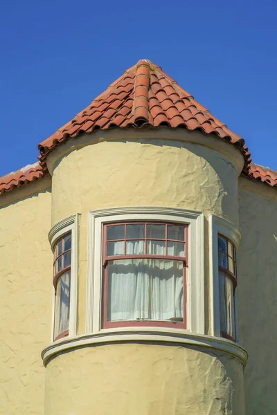 Spire Turrent Uma Casa Edifício Com Telhas Adobe Vermelho Exterior — Fotografia de Stock