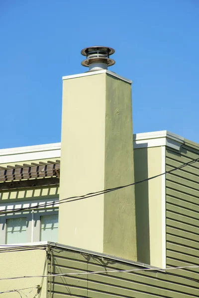 Beżowa Rura Kominowa Sztukaterią Dachu Metalowym Dachem Drewnianym Lub Drewnianym — Zdjęcie stockowe