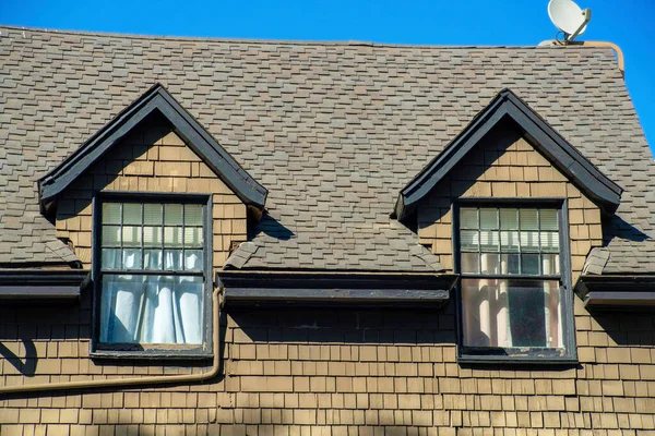 Kahverengi Ahşap Ahşap Panellerle Gable Stil Çatılı Mini Gable Pencere — Stok fotoğraf