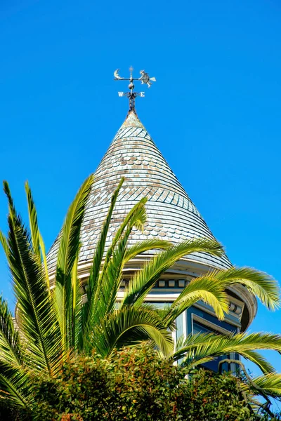 Çatının Önündeki Palmiye Ağaçlarının Üzerinde Kuzey Doğu Yönünde Gri Beyaz — Stok fotoğraf