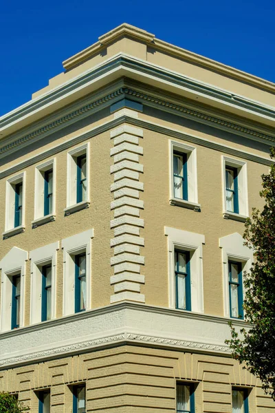 Dekoratif Bina Üzerine Beyaz Aksanlı Boyanmış Kahverengi Bej Kaplama Bina — Stok fotoğraf