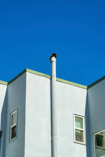 Graublaues Stuckhaus Mit Großem Metallenen Schornstein Und Flachdach Mit Fenstern — Stockfoto