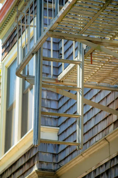 Metalowa Drabina Przeciwpożarowa Bezpiecznym Balkonie Schodami Drewnianym Podeszłym Wieku Lub — Zdjęcie stockowe