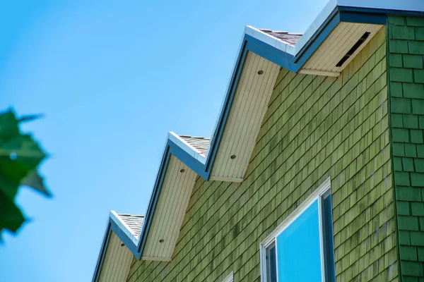 Kahverengi Ahşap Çatılı Zig Zag Çatısı Mavi Beyaz Aksanlı Boya — Stok fotoğraf