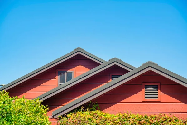 Reihenweise Doppelgiebeldächer Mit Rotem Stuck Außen Und Dunkler Akzentfarbe Den — Stockfoto