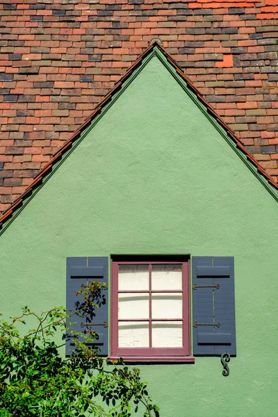Exterior Casa Estuco Verde Con Tonos Oscuros Pintura Acento Rojo — Foto de Stock